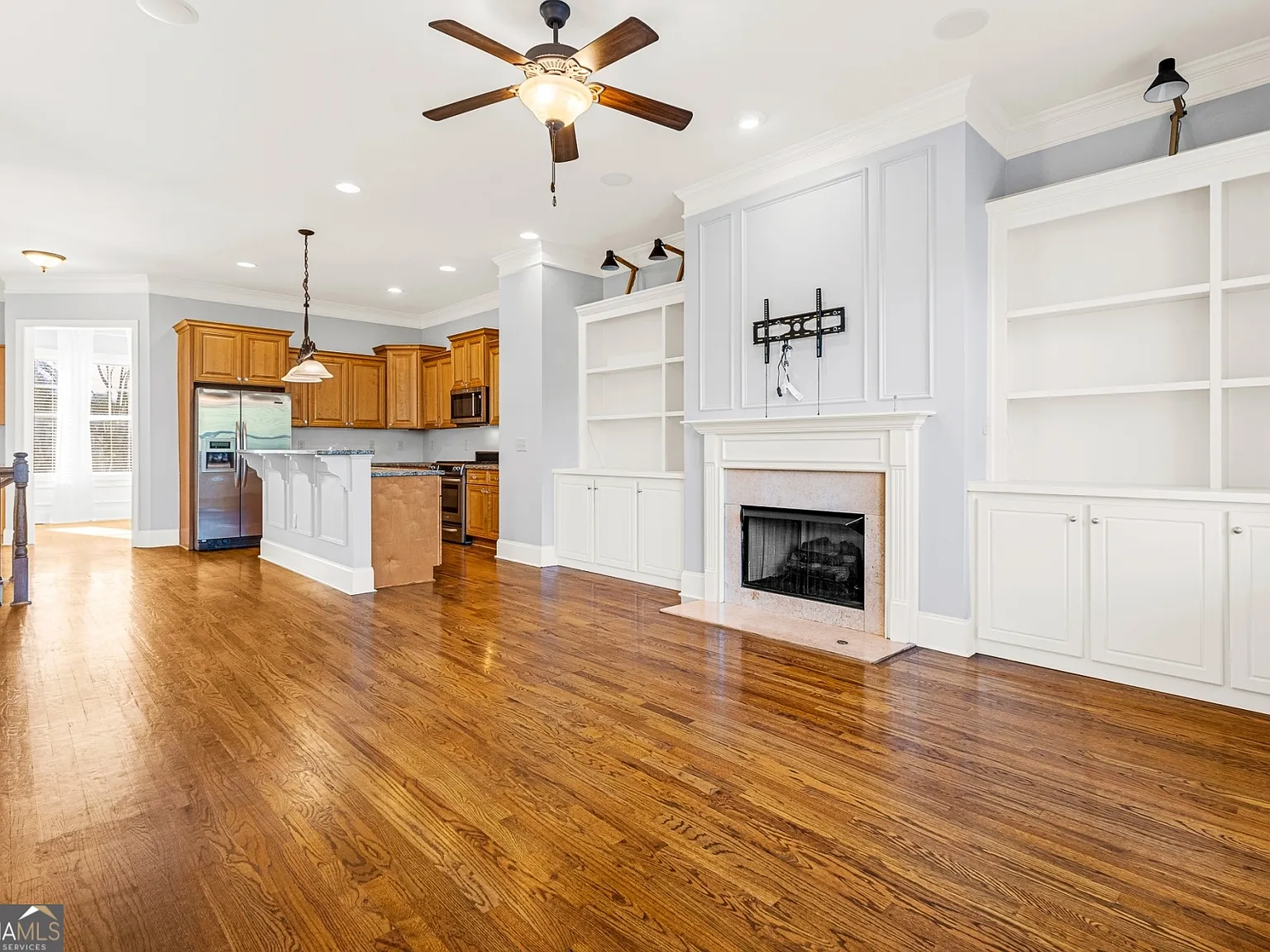 3 bed, 3.5 bath, 3214 sqft, $3,000 — Photo 2