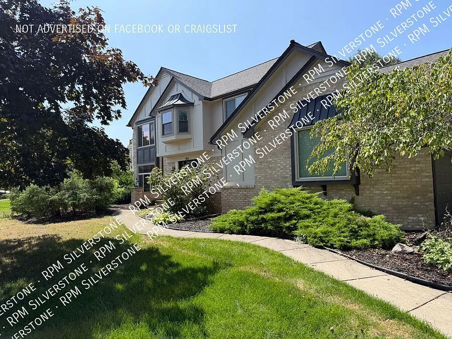 Spacious 4-bedroom — Photo 2