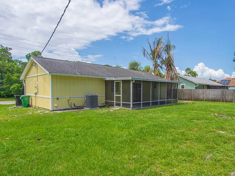 205 SW Voltair Ter — Photo 23