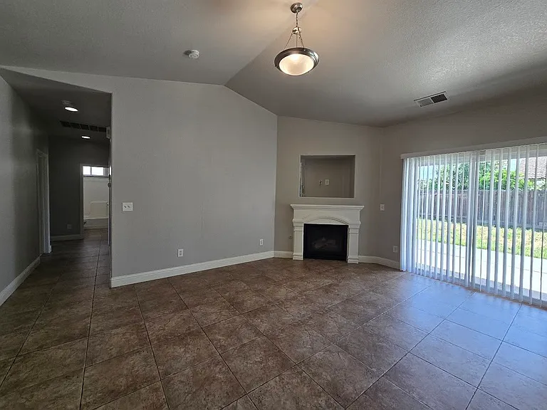4726 N Erie Ave — Photo 16