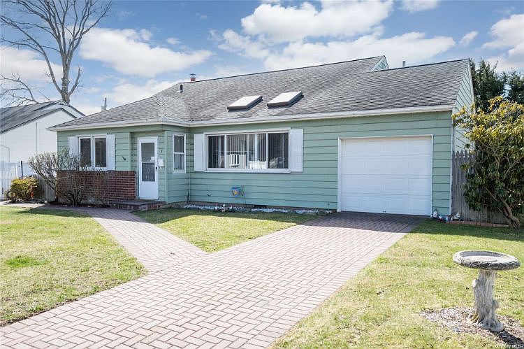 1st image of 7 Manchester Dr