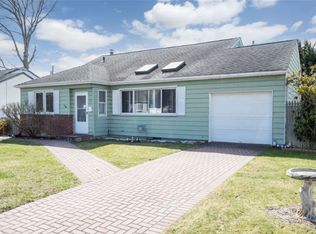 7 Manchester Dr, Massapequa, NY 11758