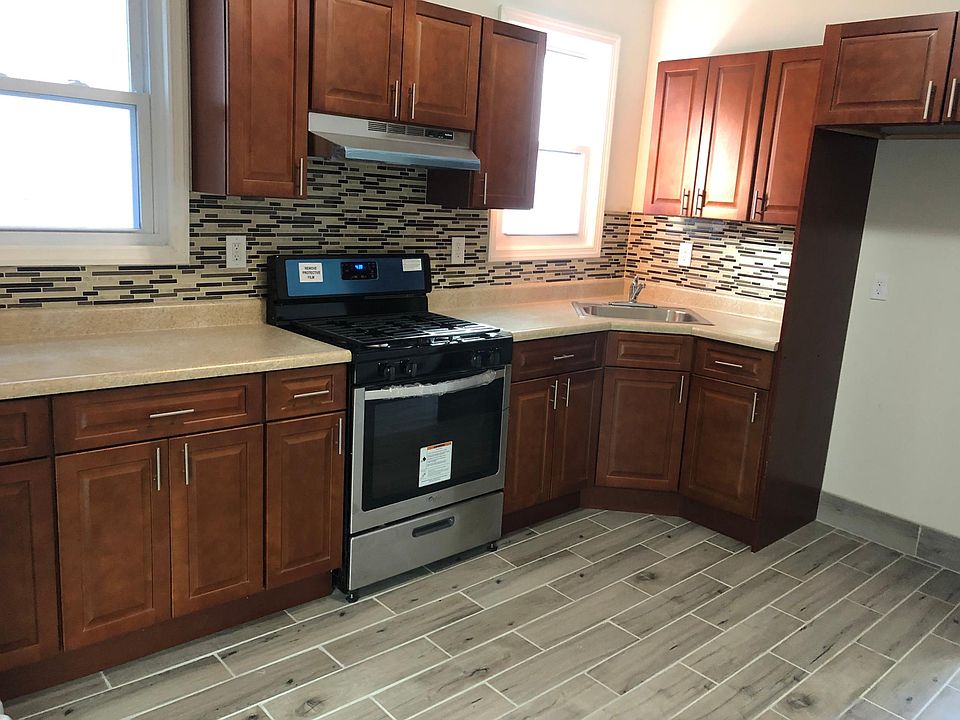 1st image of 19 Nassau Pl #1