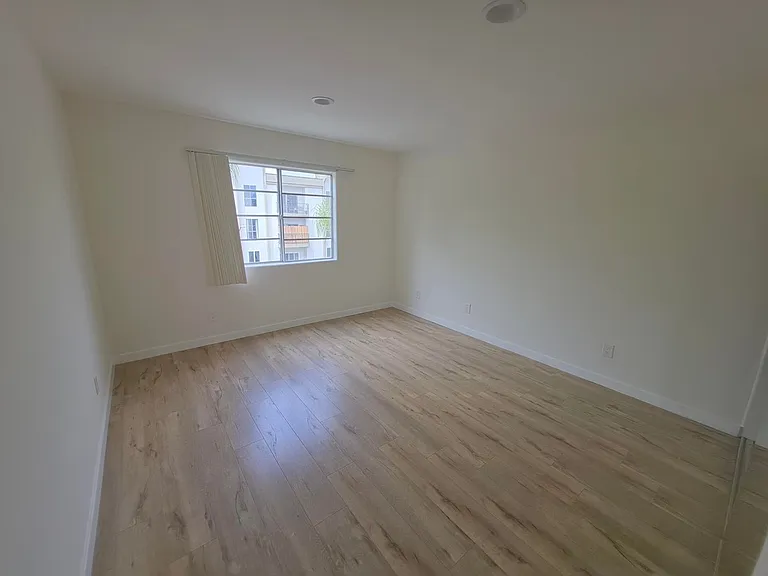 2050 S Bentley Ave — Photo 30