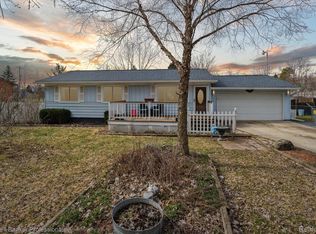 9481 Waite Dr, Fenton, MI 48430