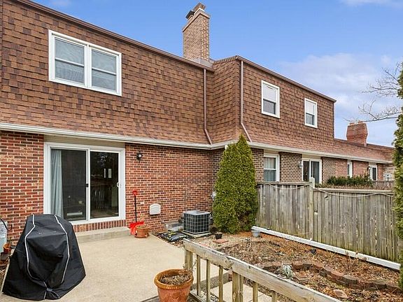 2nd image of 2571 Stratford Dr #114