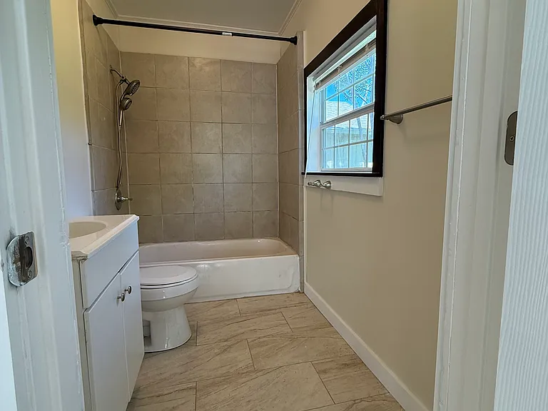 402 McKinney St — Photo 18