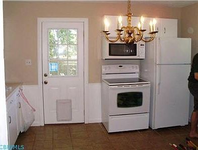 3rd image of 3325 Dresden St