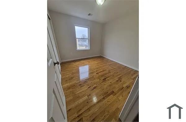 Building Photo - 16 Cedar Ave #1