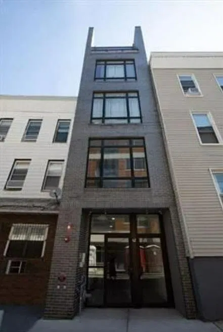 1 bed, 1.0 bath, $2,400 — Photo 1