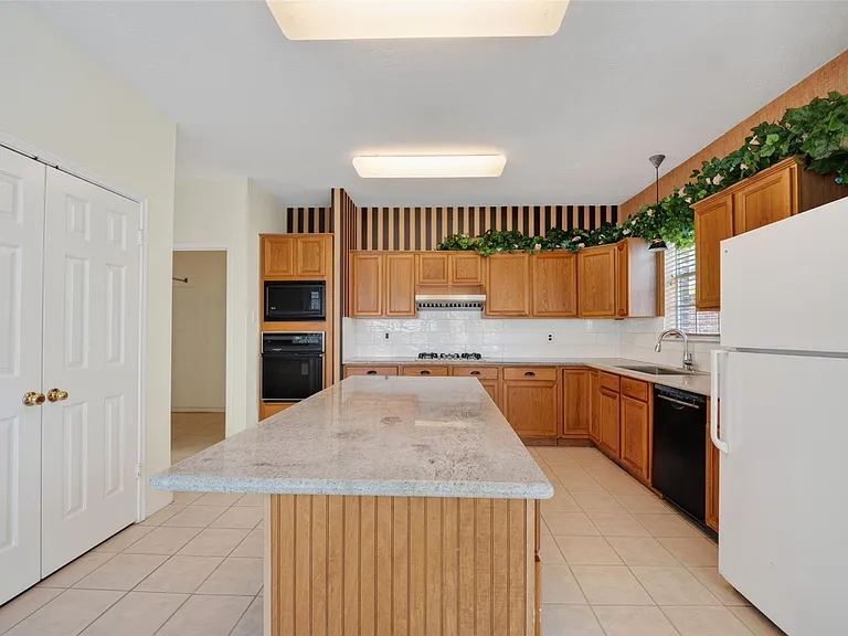 2411 Charter Oaks Ct — Photo 9