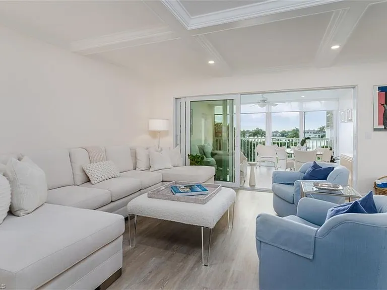 3450 Gulf Shore Blvd N #210 — Photo 2