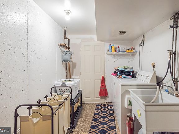 4th image of 8018 Buist Ave