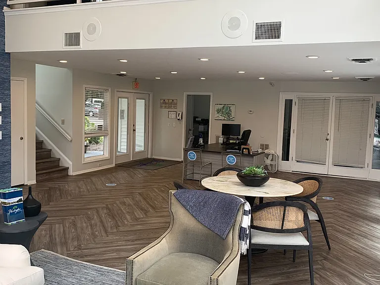 Huntington Apartments — Photo 22