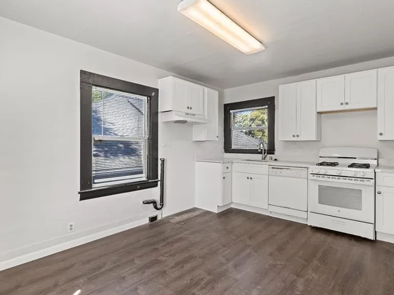 429 E Hawthorne St — Photo 6