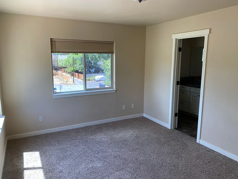 844 NW Newport Ave — Photo 9