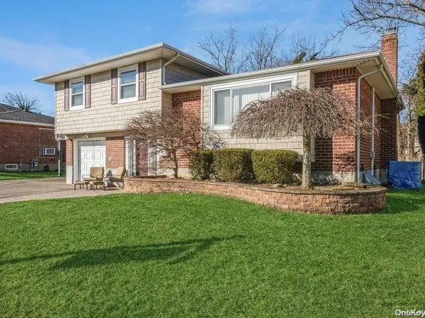 70 Stephen Drive, Plainview, NY 11803