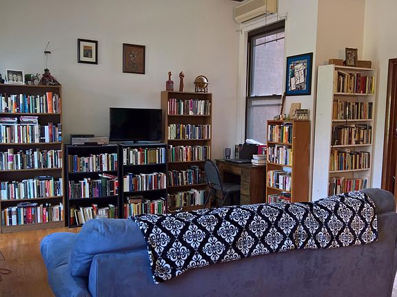 Living room, alternative view