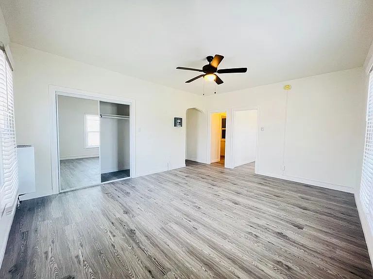 1056 S Normandie Ave — Photo 12