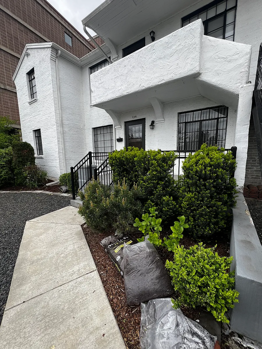 front of building - 124 E Rockwood Blvd