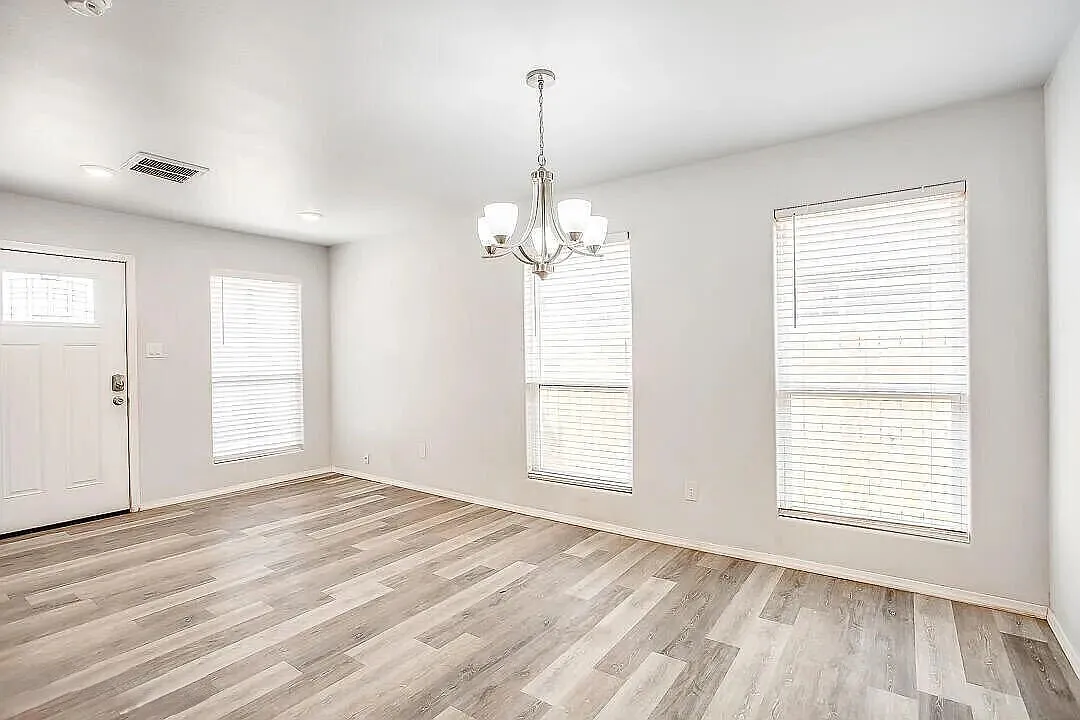 3 bed, 2.0 bath, 1465 sqft, $1,350 — Photo 2