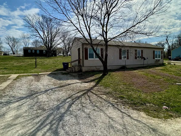 8353 Lakeview Dr, De Soto, KS 66018