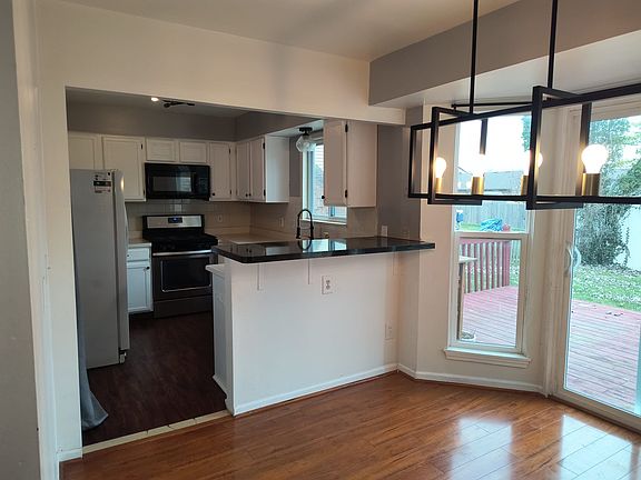4th image of 571 Bedford Dr