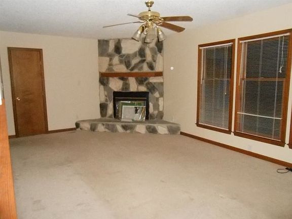 3rd image of 100 Clearwater Ln