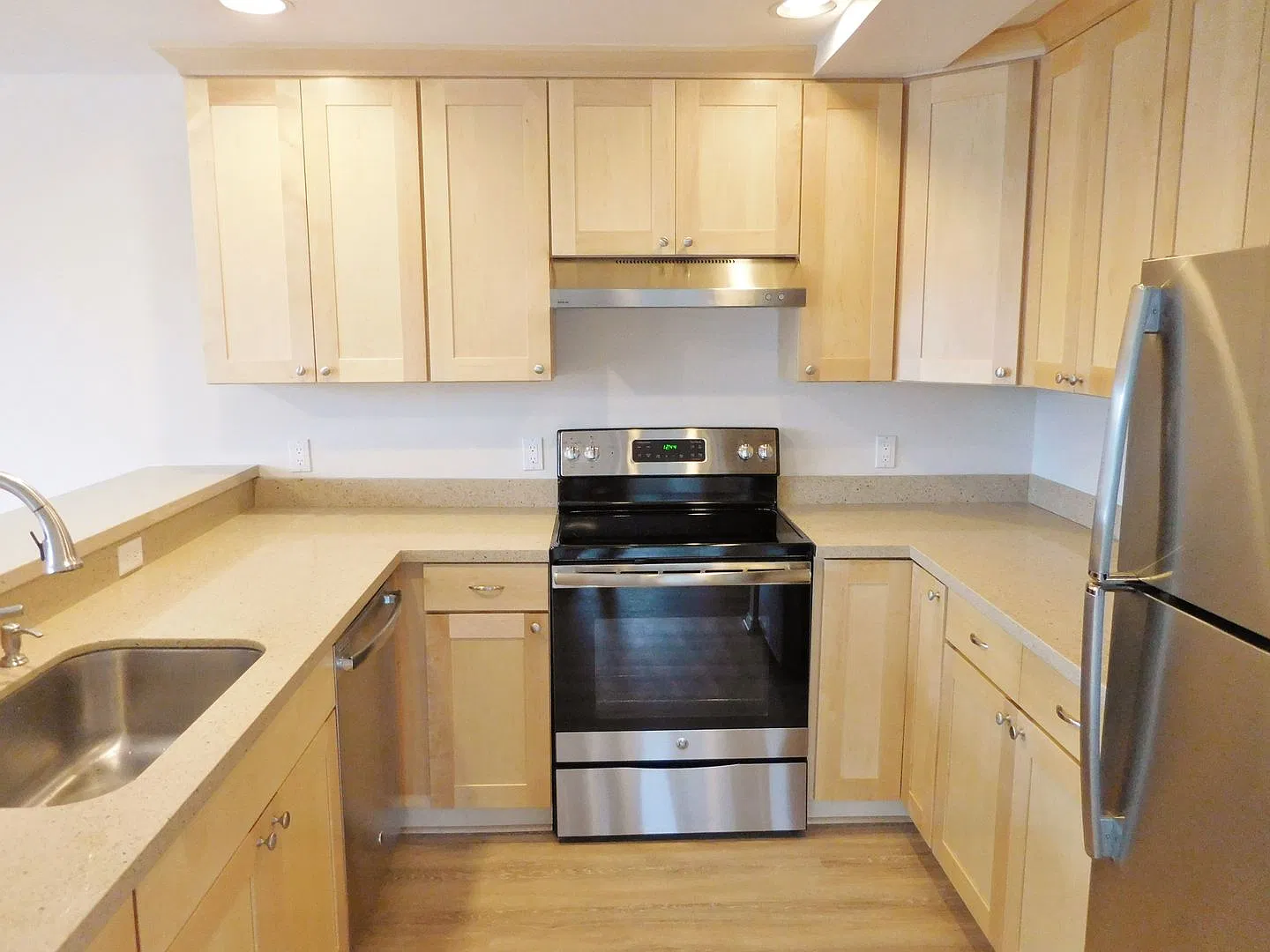 214 W McGraw St — Photo 2