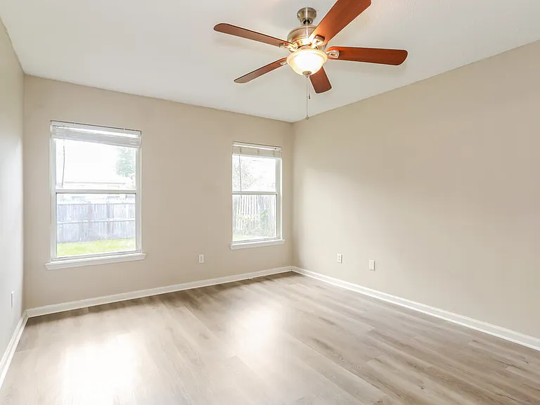 8137 Leafcrest Dr — Photo 11