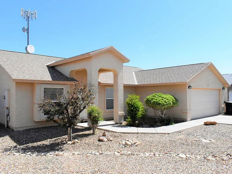 1506 S Pheasant Ln — Photo 2