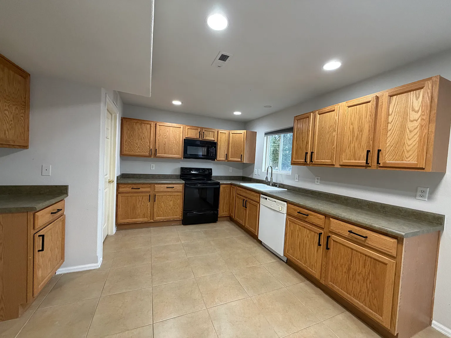 4 bed, 2100 sqft, $2,295 — Photo 3