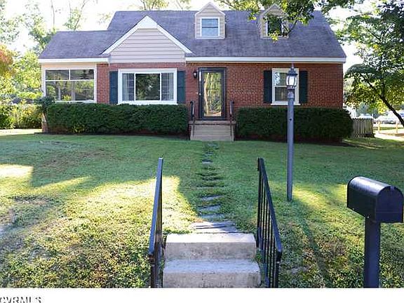 3rd image of 1305 Camden Dr