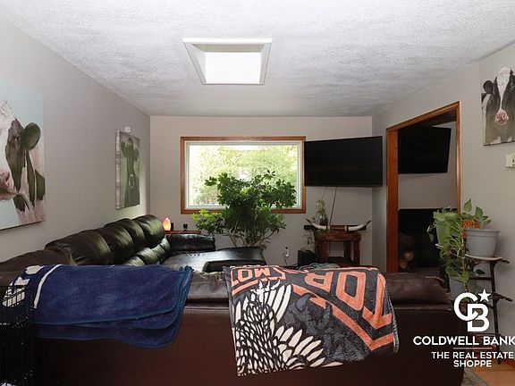 4th image of 1207 Kingsbury Rd