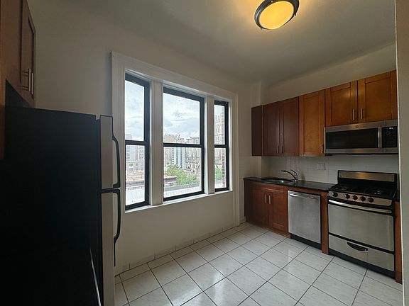 3rd image of 509 Cathedral Pkwy #9E