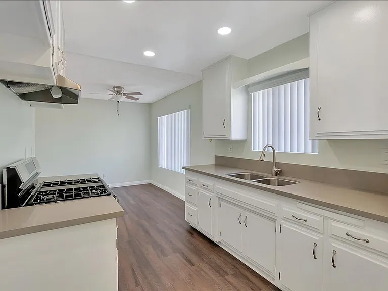 LA GRANADA APARTMENTS — Photo 13