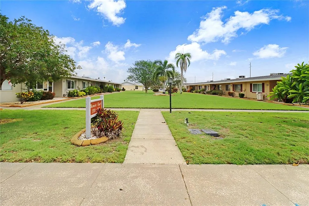 2 bed, 1.0 bath, 927 sqft, $1,800 — Photo 2
