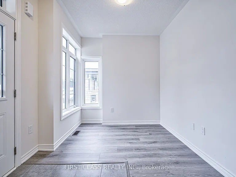 61 Kenneth Rogers Cres — Photo 4