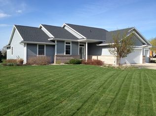2190 Willow Hill Dr, Neenah, WI 54956
