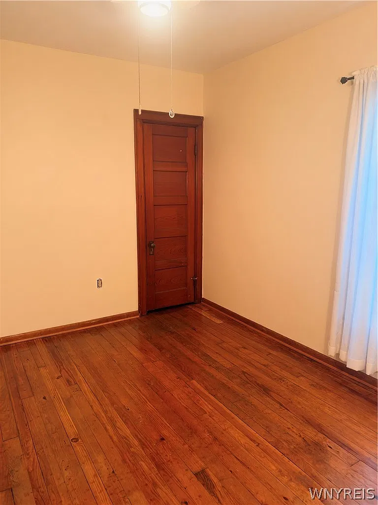 3 bed, 1.0 bath, 2376 sqft, $1,800 — Photo 4