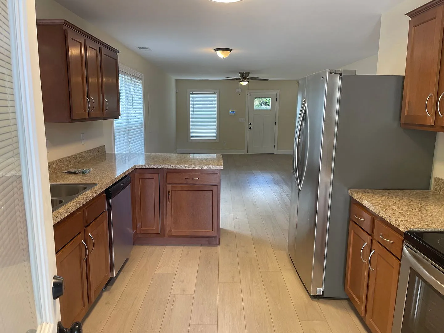 Pre-Leasing Now for 2026 UK School Year! — Photo 4