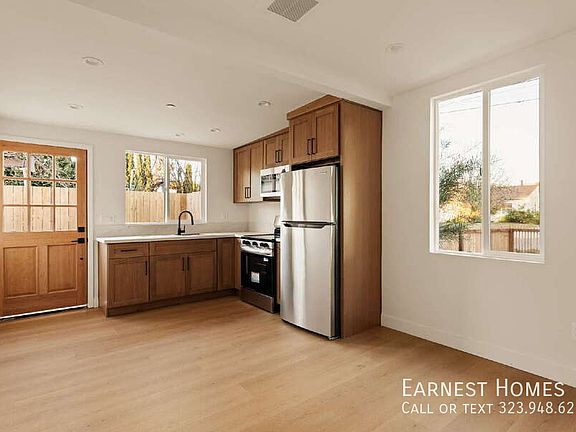 3rd image of 6443 Satsuma Ave