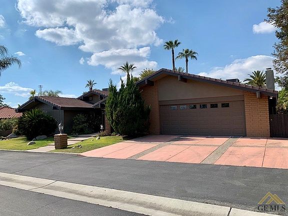 3rd image of 2913 S Summit Cir