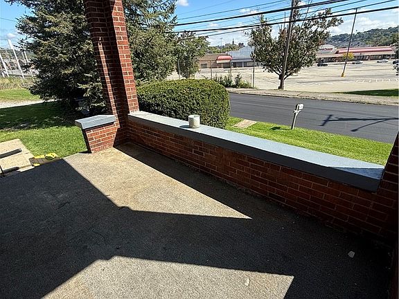 5th image of 404 S 6th Ave