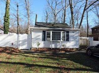 31 Corchaug Trl, Ridge, NY 11961