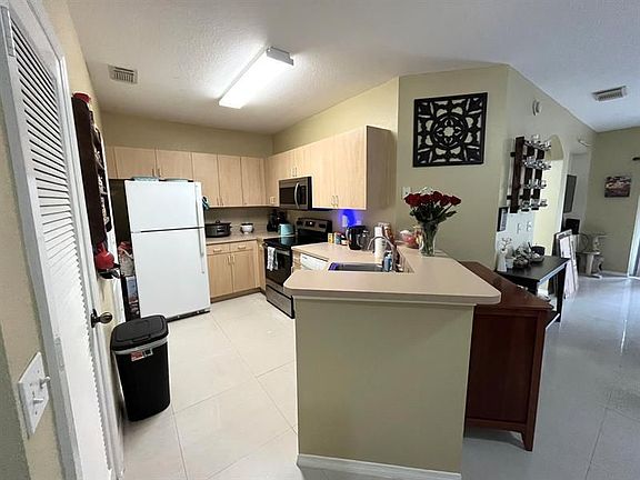 3rd image of 202 Belmont Pl