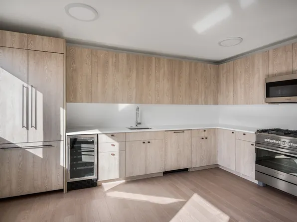 220 East 72nd Street image 3 of 28