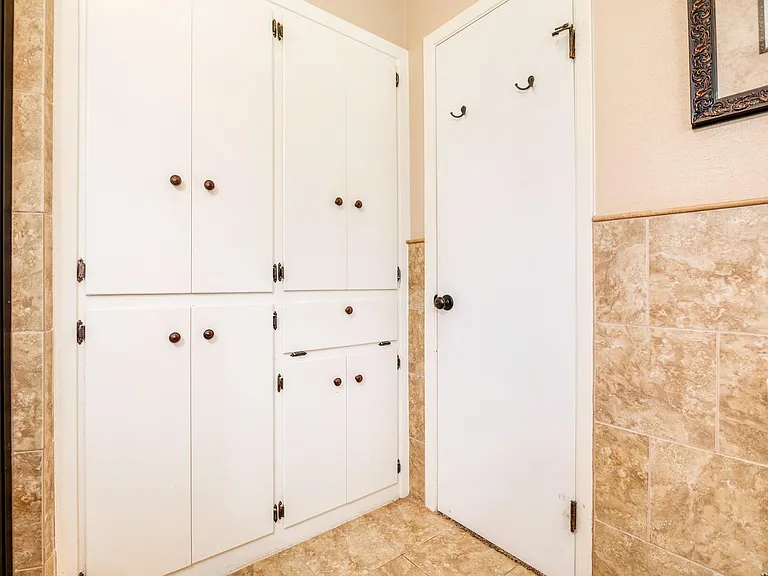 2202 Eaves Dr — Photo 19