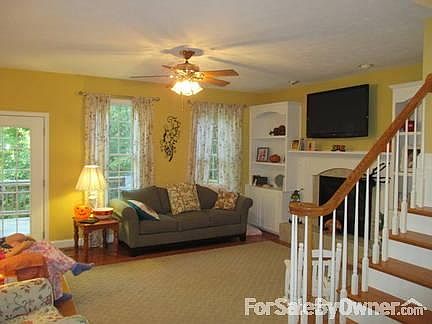 Open Floor plan w/ 9' ceilings