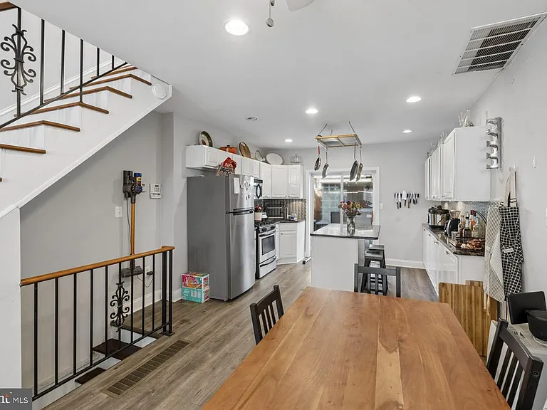2139 Montrose St — Photo 9